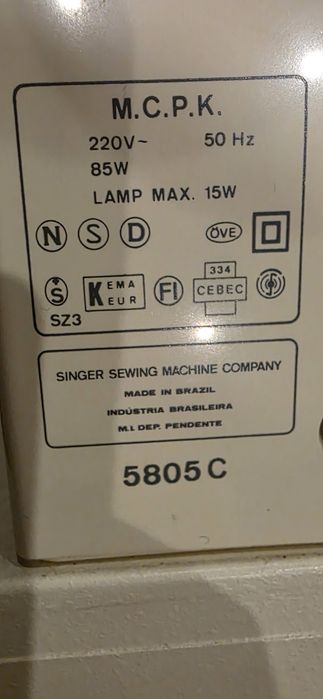 Máquina de costura singer 5805C