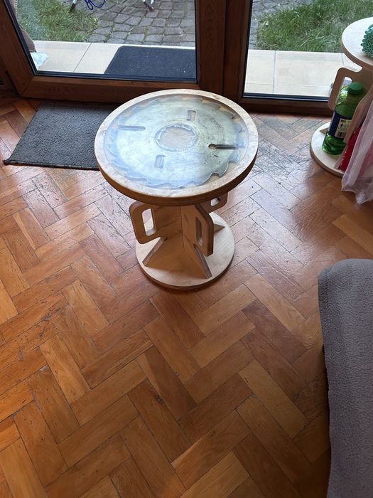 Taboret lub stolik ze sklejki, pila zalana w zywice epoksudowej