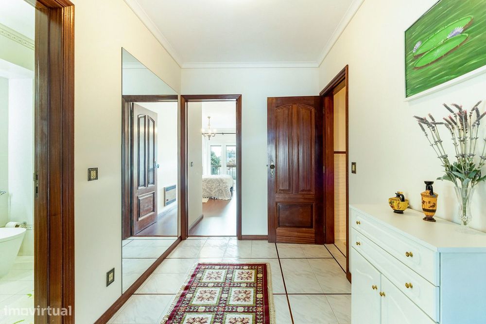 Apartamento T3 a 2 Minutos da Praia com Box Fechada e Churrasqueira em