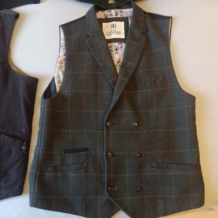 4 kamizelki różnej marki.