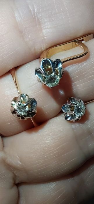 Золотое кольцо с бриллиантом