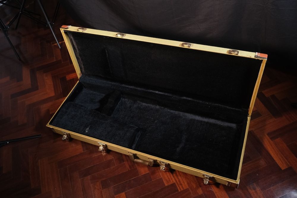 Stratocaster Custom Frankenstein Revestida em Cabedal – Fenix Vintage + 3x Seymour Duncan + Hardcase
