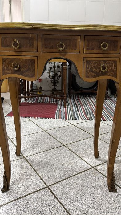 Mesa consola clássica em madeira com marchetaria e bronzes