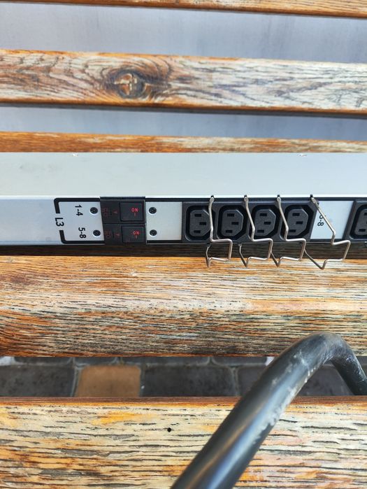 Вертикальний блок розподілу живлення (PDU) Server Technology призначен