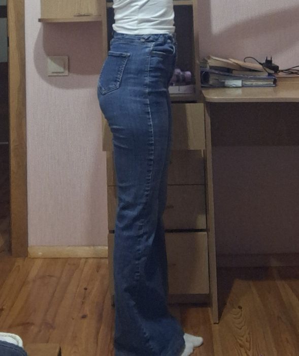 Джинсы клеш на средней посадке