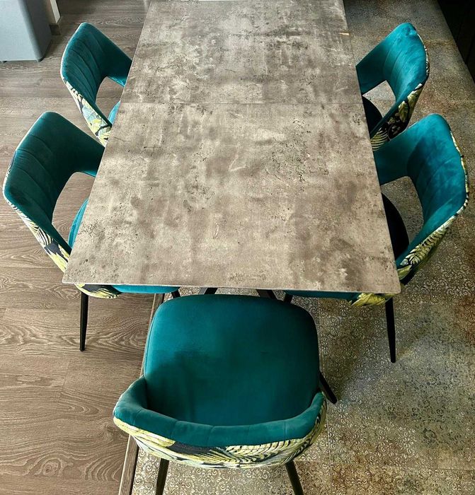 Rozkładany stół + 5 welurowych krzeseł