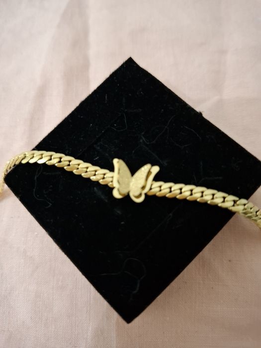 Colar / Gargantilha borboleta em Aço 
Dourado
Novo