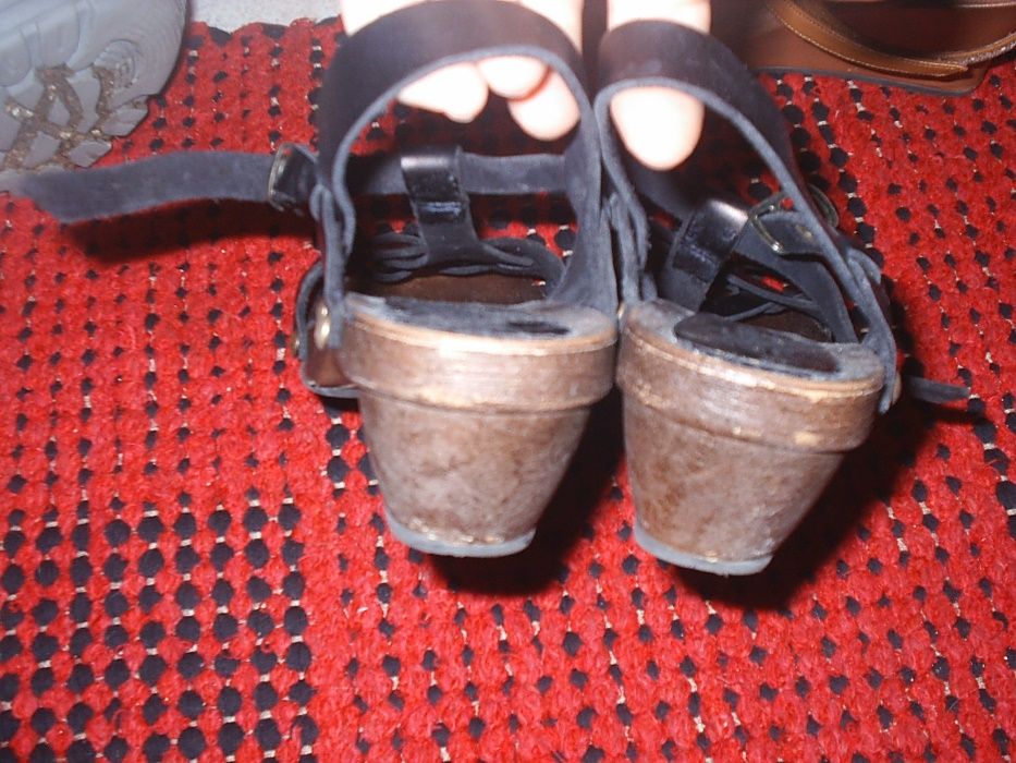 Sandálias Pretas Tapadas abertas nº38 em pele