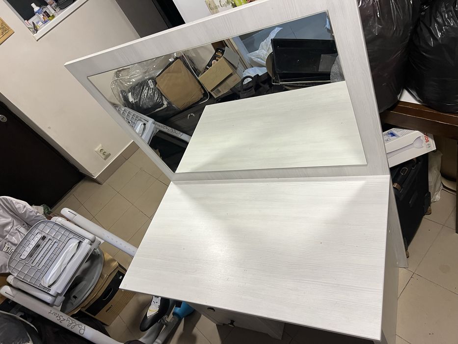 Стіл для макіяжу