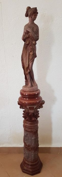Estatueta com coluna
