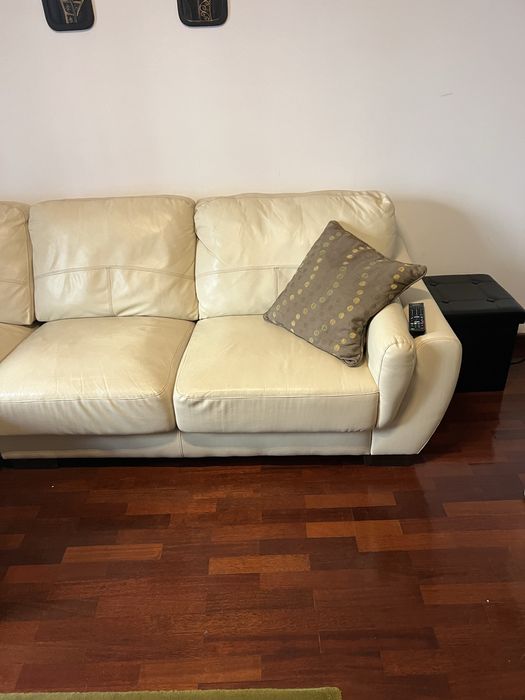 Sofá em Pele Branca com Chaise Longue