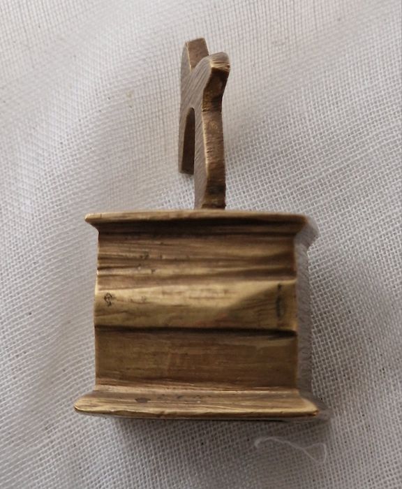 Mosiężna figurka
