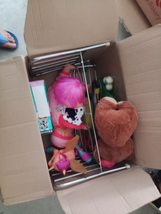 Vários brinquedos de menina para despachar
