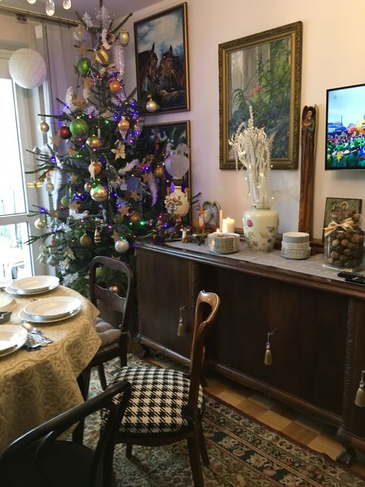 Stylowy bufet z litego drewna — elegancja i solidność