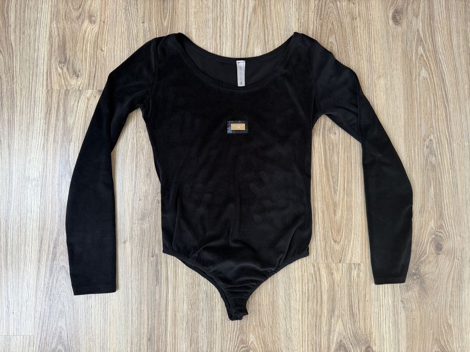 Czarne welurowe body