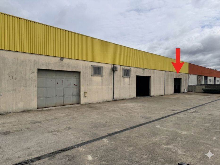 Pavilhão com 1000m2