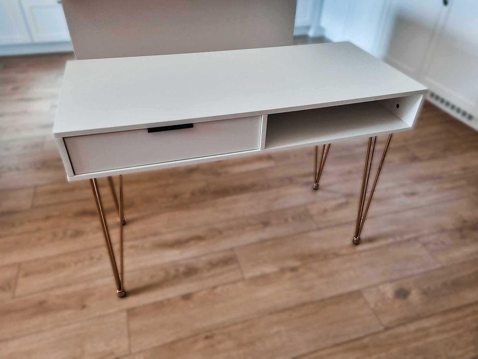 Stylowe białe biurko