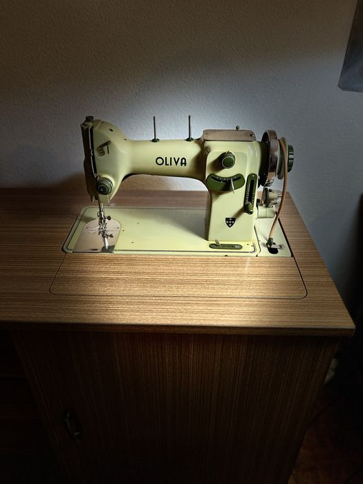 Maquina Costura OLIVA com movel