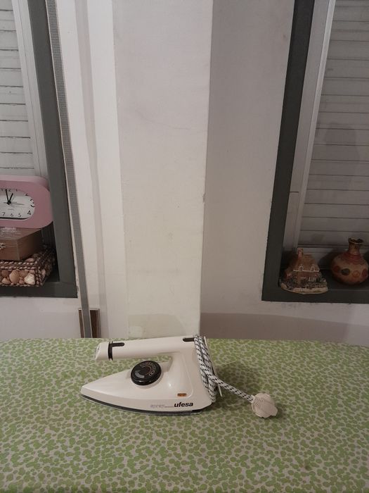 Vendo Ferro de Engomar UFESA muito bonito novo