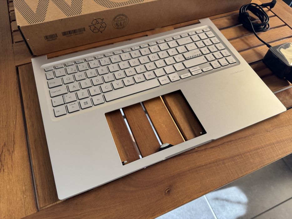 Caixa, teclado e carregador Asus Vivobook