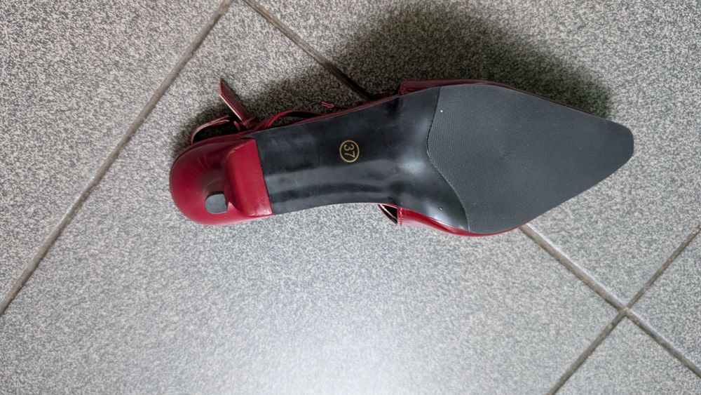червоні лаковані туфлі з відкритою п’ятою