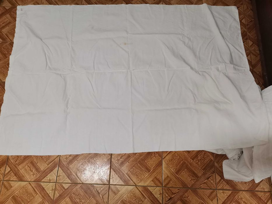 Toalha e outras peças em linho. Também mantas em burel.