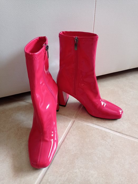 Botas vermelhas de verniz