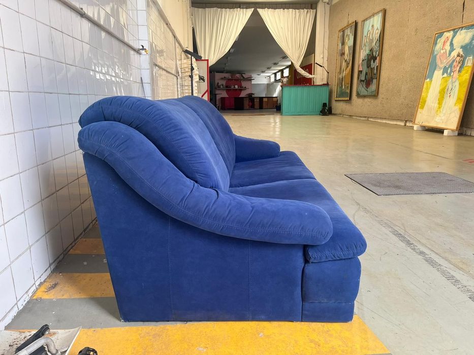 Sofá azul elétrico | Electric blue sofa | Canapé bleu électrique