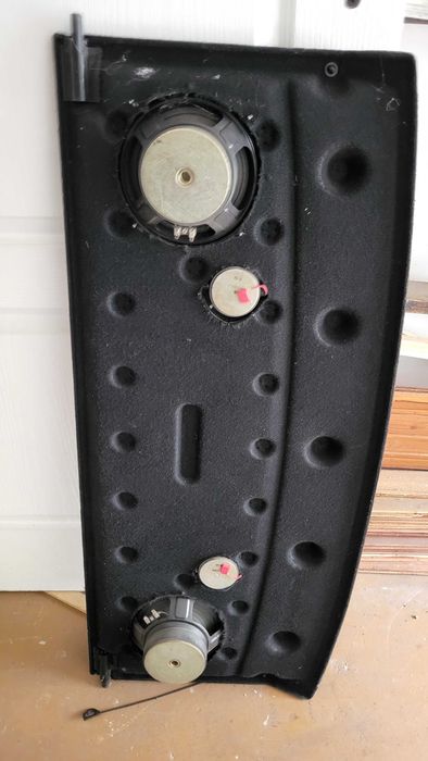 4 głośniki z tylną półką samochodową lub na odwrót