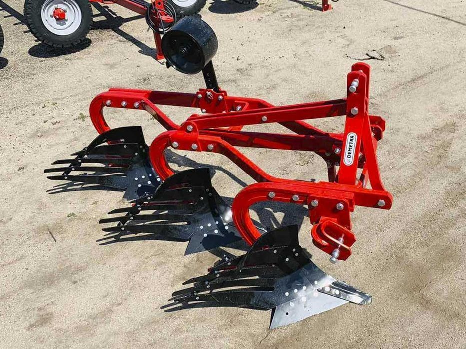 Ексцентричний плуг Деметра 3,4,5 корпусів з пір'євим відвалом.