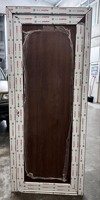 Porta de Entrada PVC 87L/208A castanha dois lados