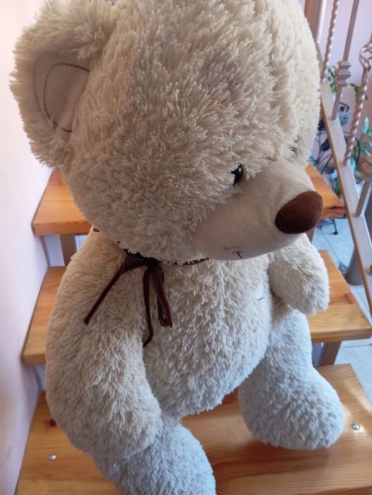 Великий плюшевий ведмедик