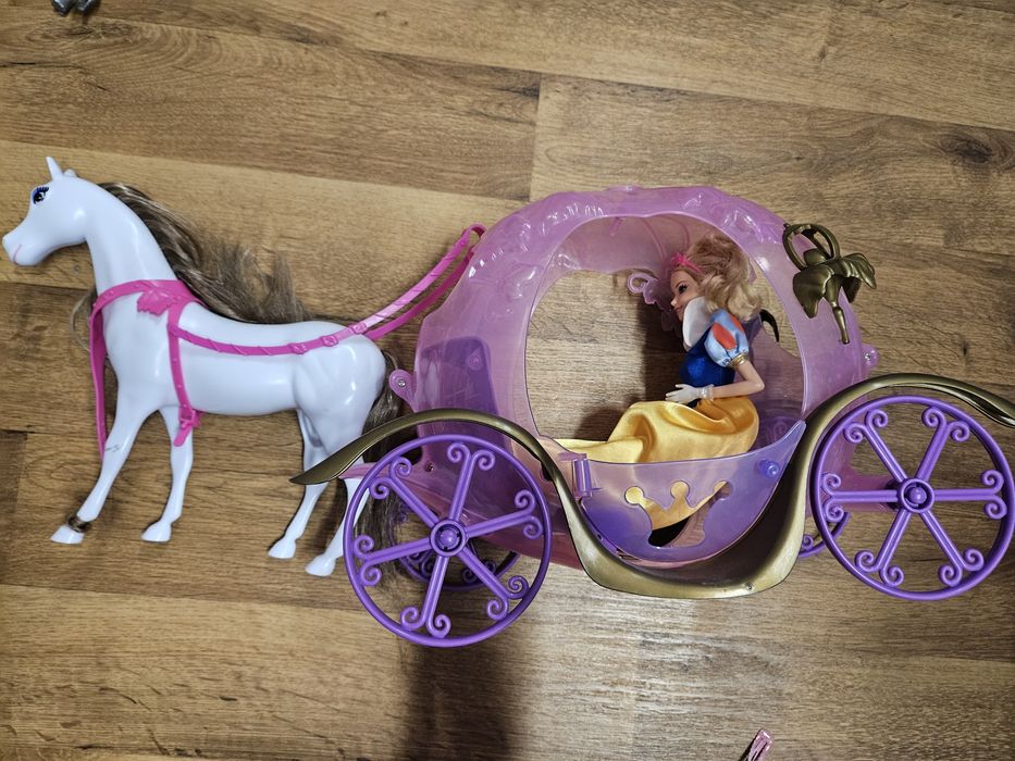 Lalka Barbie Śnieżka, koń Barbie, kareta