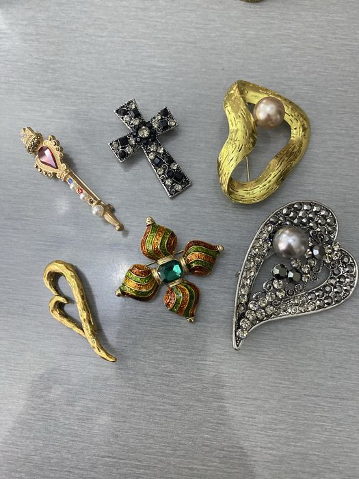 Броши різні тематичні