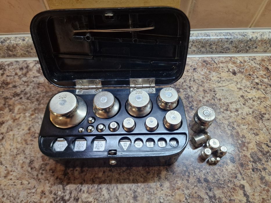 Терези лабораторні в комплекті з гирьками.