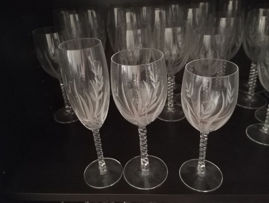 Cálices de vidro com relevos