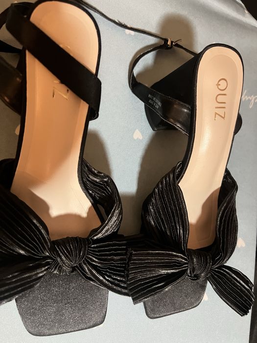 Sandalha de salto marca Quiz