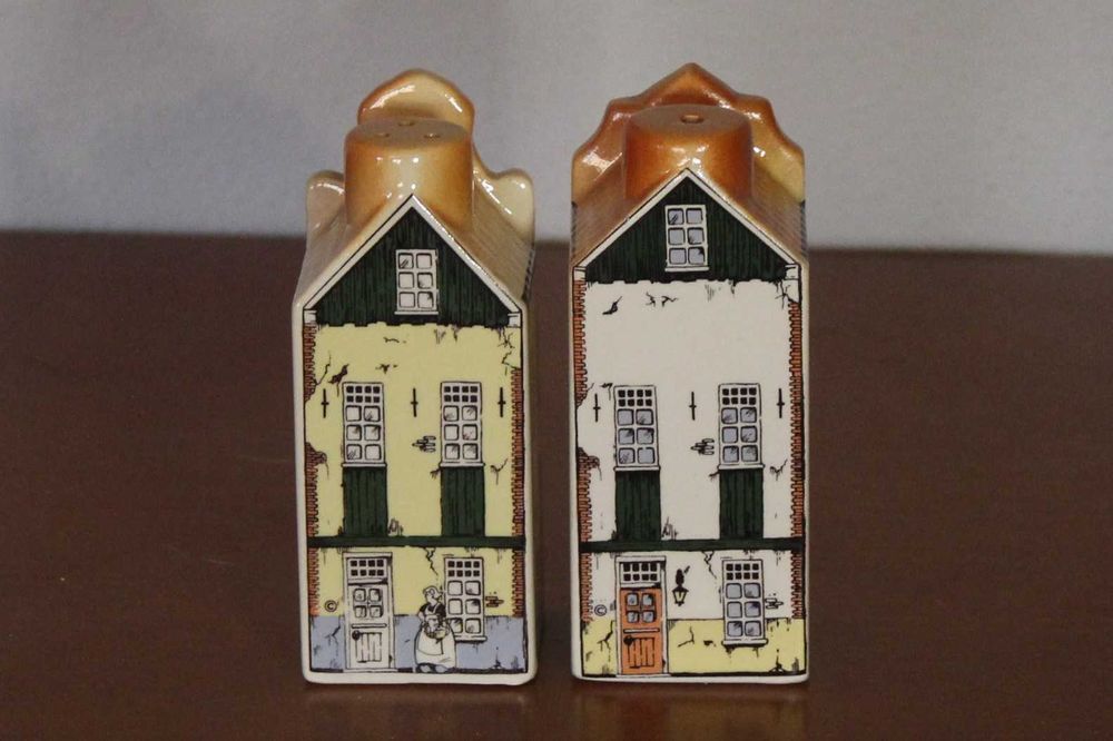 Saleiro e pimenteiro de cerâmica vintage em forma de casas holandesas.