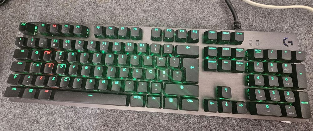 Teclado Mecânico Gamer Logitech G512.