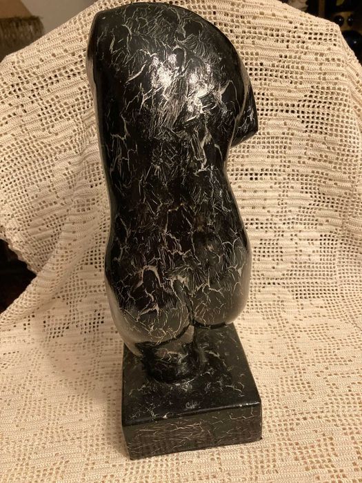 Estátua decorativa preta com pratedos