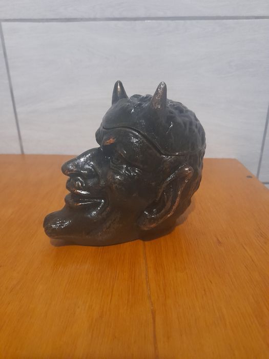 Чугуная пепельница.