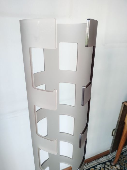 Torre porta CD em acrílico