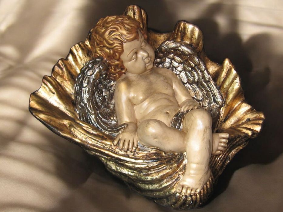 Anjo dormindo na Concha de folha de ouro