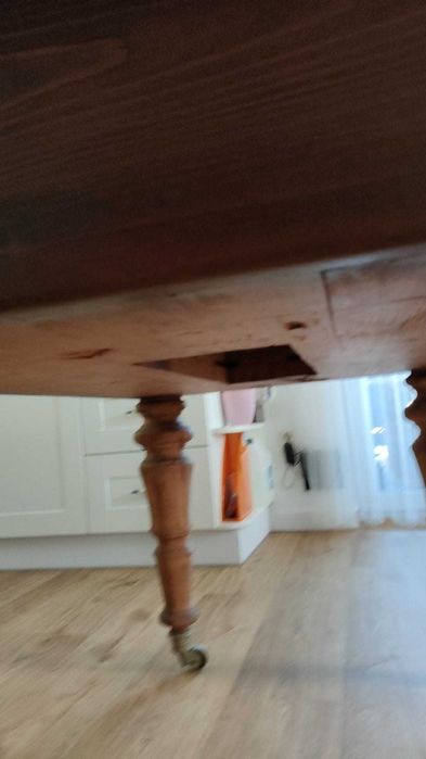 Stylowy, Rozkładany Stół na Ozdobnych Nogach z Kółkami – Vintage/Retro