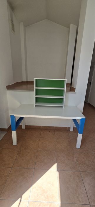 Secretária com estante + cadeira juvenil