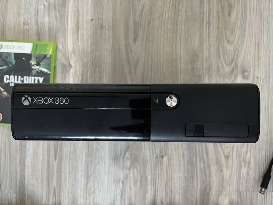 Xbox 360 e + 1 gra