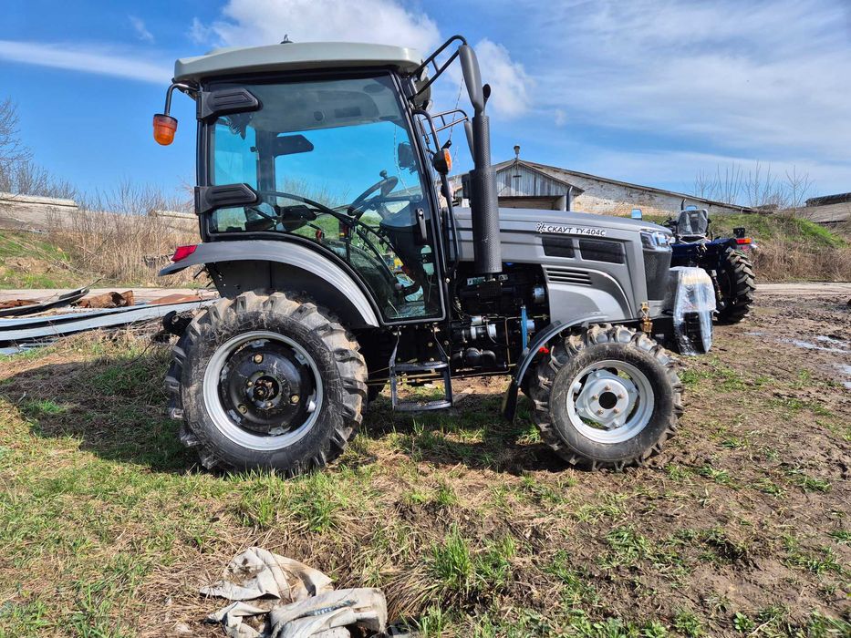 Трактор с кабиной Скаут 404С с ровным полом