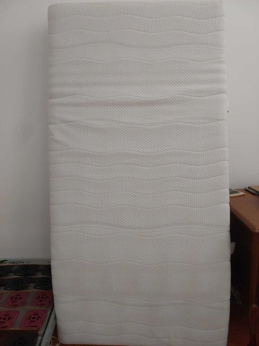Materace i stelaż do łóżka, po 2 sztuki; wymiary 100x200