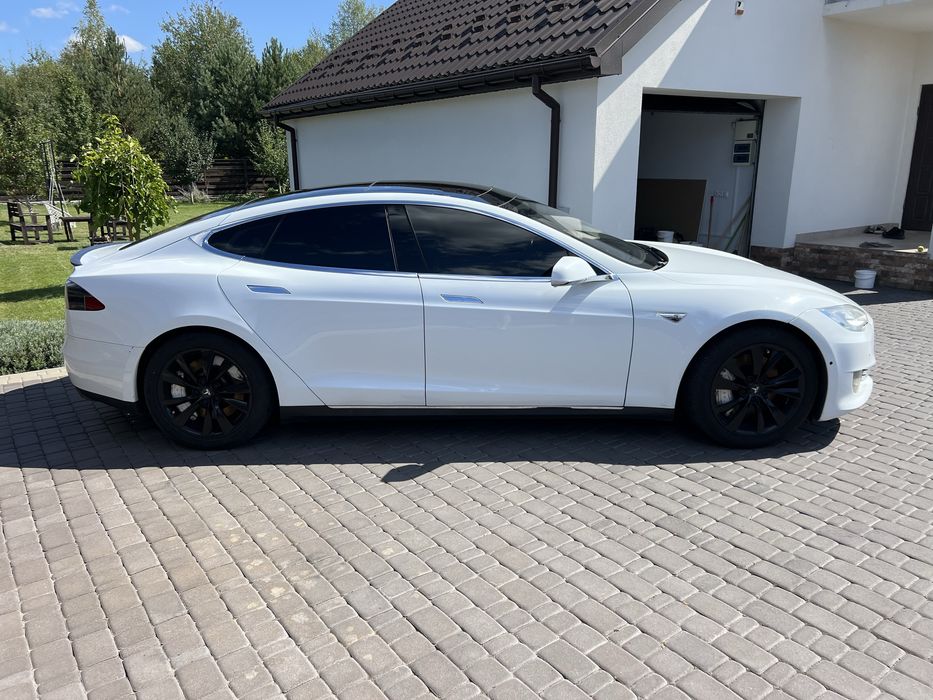 Tesla model s p 85