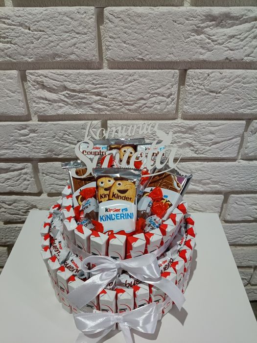 Tort ze słodyczy Kindet Prezent na Komunię Słodki box na komunię